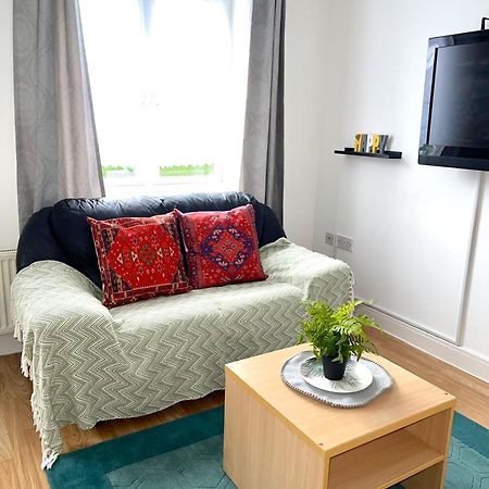 Crescent Apartment - Modern 1 Bedroom First Floor Goodmayes Zewnętrze zdjęcie