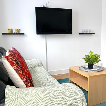 Crescent Apartment - Modern 1 Bedroom First Floor Goodmayes Zewnętrze zdjęcie