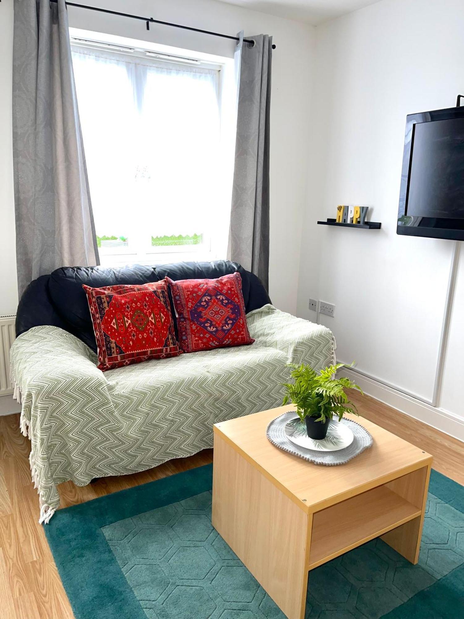 Crescent Apartment - Modern 1 Bedroom First Floor Goodmayes Zewnętrze zdjęcie